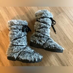 Furry gray mid calf lace up Lower East Side women’s boots. Size 5/6
